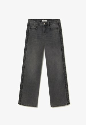 Schwarze, weit geschnittene Jeans mit geometrisch gemusterten Seitenstreifen, vorderer Knopfleiste und Taschen, flach auf weißem Hintergrund ausgelegt.