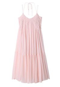 Robe longue sans manches rose clair avec bretelles spaghetti, broderie florale sur le corsage, jupe froncée et lien à nouer autour du cou.