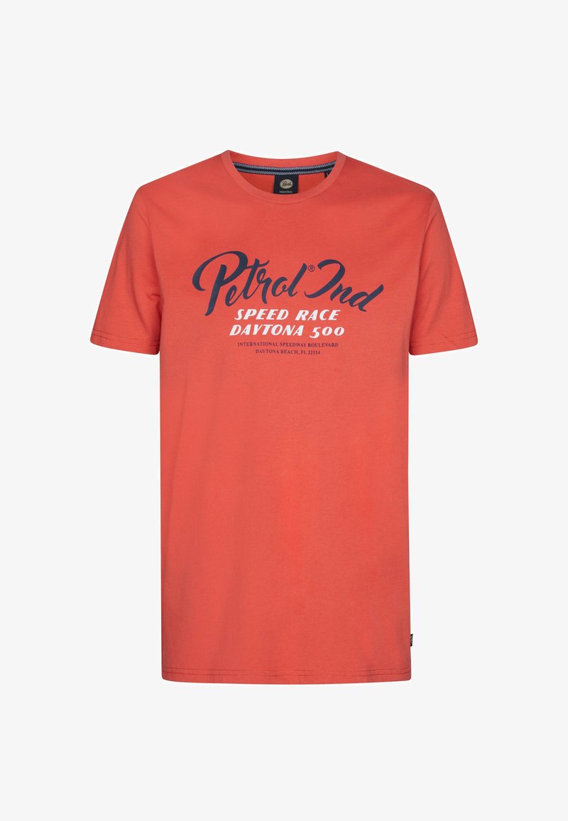 Červené bavlněné tričko s kulatým výstřihem a krátkými rukávy. Na přední straně je potisk s textem v námořnické modři: "Petrol Ind Speed Race Daytona 500".
