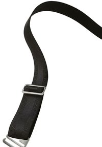 Verstellbarer schwarzer elastischer Riemen mit silbernem Metallhaken und rechteckiger Schiebeschnalle.