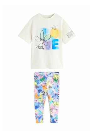 Weißes kurzärmeliges Shirt mit farbenfrohem "LOVE"- und Blumendesign kombiniert mit mehrfarbigen Leggings mit abstrakten Blumenmustern.