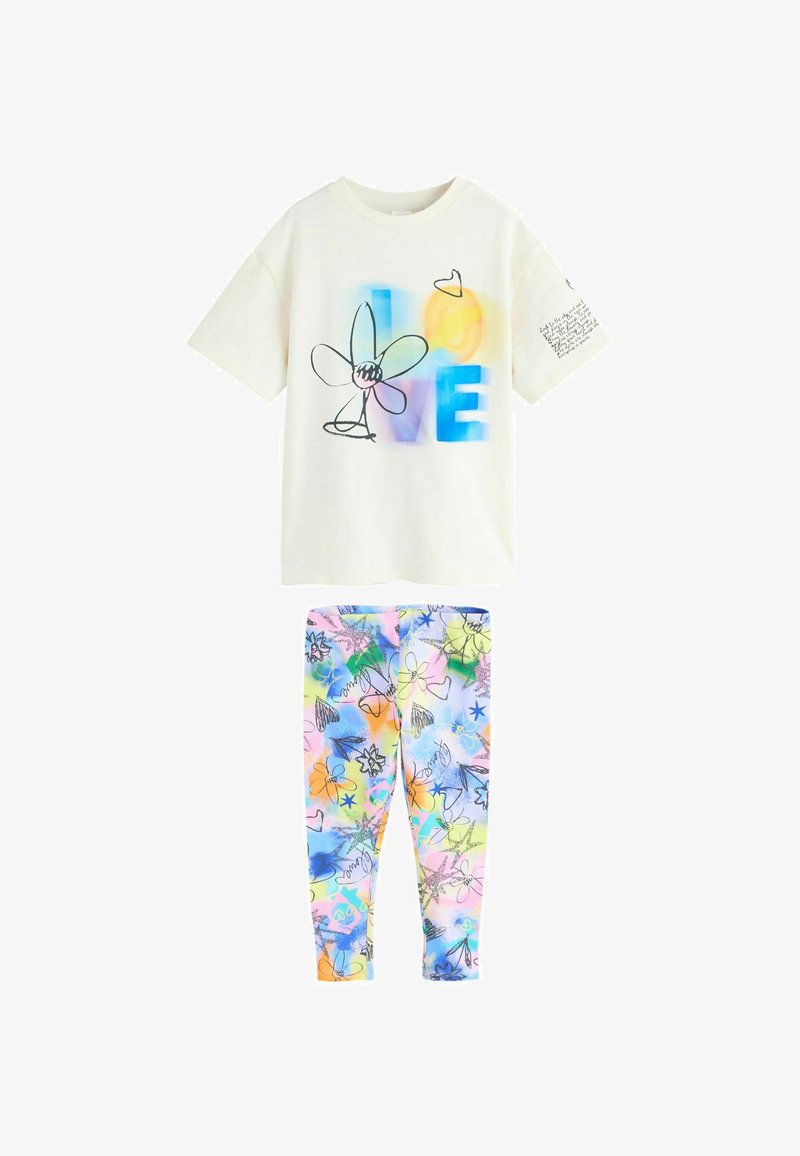 Chemise blanche à manches courtes avec motif coloré "LOVE" et fleur associée à des leggings multicolores présentant des motifs floraux abstraits.