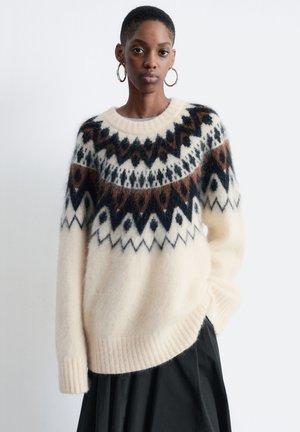 Cremfarbener Pullover mit einem gestrickten Muster in Dunkelblau, Braun und Weiß. Das Design weist geometrische Formen, lange Ärmel und gerippte Bündchen auf.