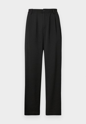 Zwarte broek met een textuurpatroon, voorzien van een brede tailleband met een knoop en voorplooien voor een nauwsluitende pasvorm. Rechte pijpen.