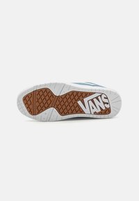 Vans potplat tenisica s bijelom podlogom, smešnim gumenim uzorkom za prianjanje i istaknutim bijelim logom. Minimalistički dizajn, ravni profil.