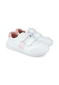 Zapatillas blancas con acentos en rosa, que presentan un upper de cuero suave, tiras de velcro y una suela acolchada. Logo embellecido en el lado.