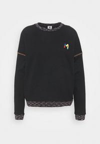 Sudadera negra de manga larga con puños, dobladillo y cuello con estampados, que presenta un pequeño logo multicolor en forma de "M" en el lado izquierdo del pecho.