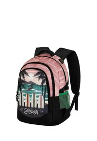 Mochila con un diseño en rosa y negro que presenta tablas de surf, palmeras y olas del océano. Incluye un bolsillo de malla para botella de agua y correas acolchadas.