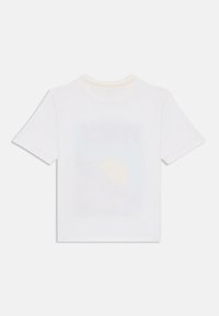 Hvit bomulls T-skjorte med rund hals og korte ermer. Har et pastellfarget grafisk design av en sol og horisont i sentrum.