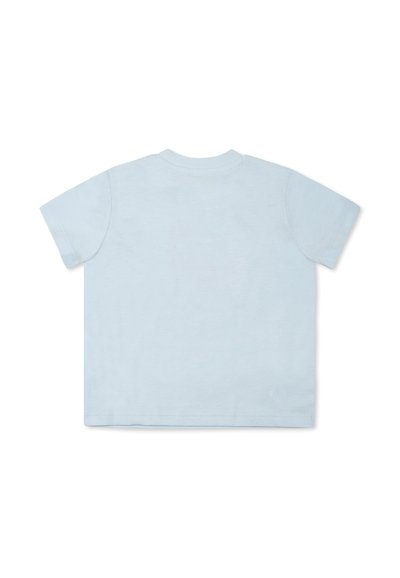 T-shirt bleu clair à manches courtes en coton. Il a un col rond, un ourlet droit et une texture lisse sans motifs ni graphiques.