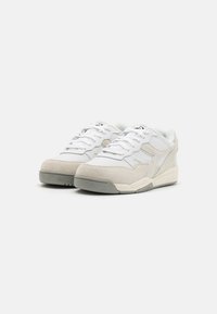 Sneaker bianchi e grigio chiaro realizzati in mesh e suede, con punte arrotondate, collo imbottito, lacci e suola in gomma con trazione.