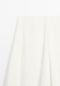 Weißes Tischtuch mit glatter Textur, rechteckiger Form und dezenten Falten für zusätzliche Dimension. Ideal für elegante Anlässe.