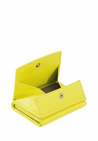 Gele leren portemonnee met een opvouwbaar ontwerp, voorzien van een drukknoopsluiting en één hoofdvak. Gladde textuur met nette stiksels.