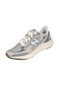 Zapatillas de running para hombre en malla gris y beige con suela blanca acolchada. Sus características incluyen un diseño con cordones y acentos reflectantes.