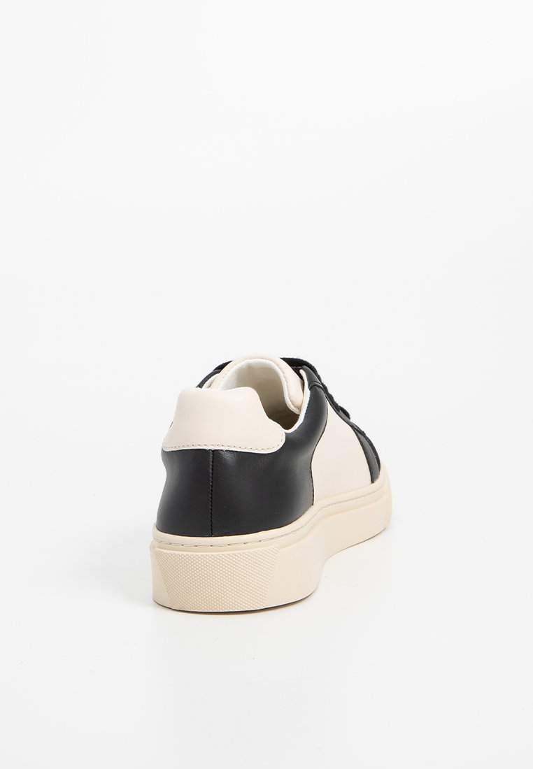 Schwarze und beige Sneaker mit einem glatten Lederobermaterial, runder Zehenpartie, weißer Gummisohle und kontrastierenden Rückenkanten. Texturierte Sohle für besseren Grip.