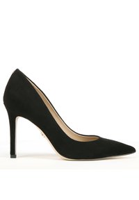Pump neri in suede con tacco alto, punta affusolata, lati curvi e sottile tacco a stiletto. Presenta un interno beige e accenti di design minimalisti.