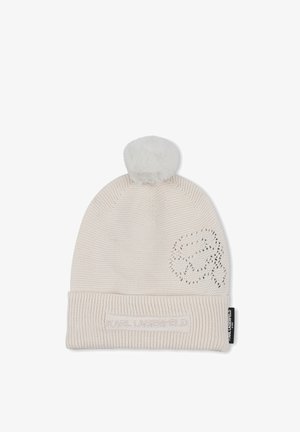 Bonnet en tricot de couleur crème avec un motif texturé, orné d'un pompon en fausse fourrure blanche et d'un accent de logo subtil sur le revers.
