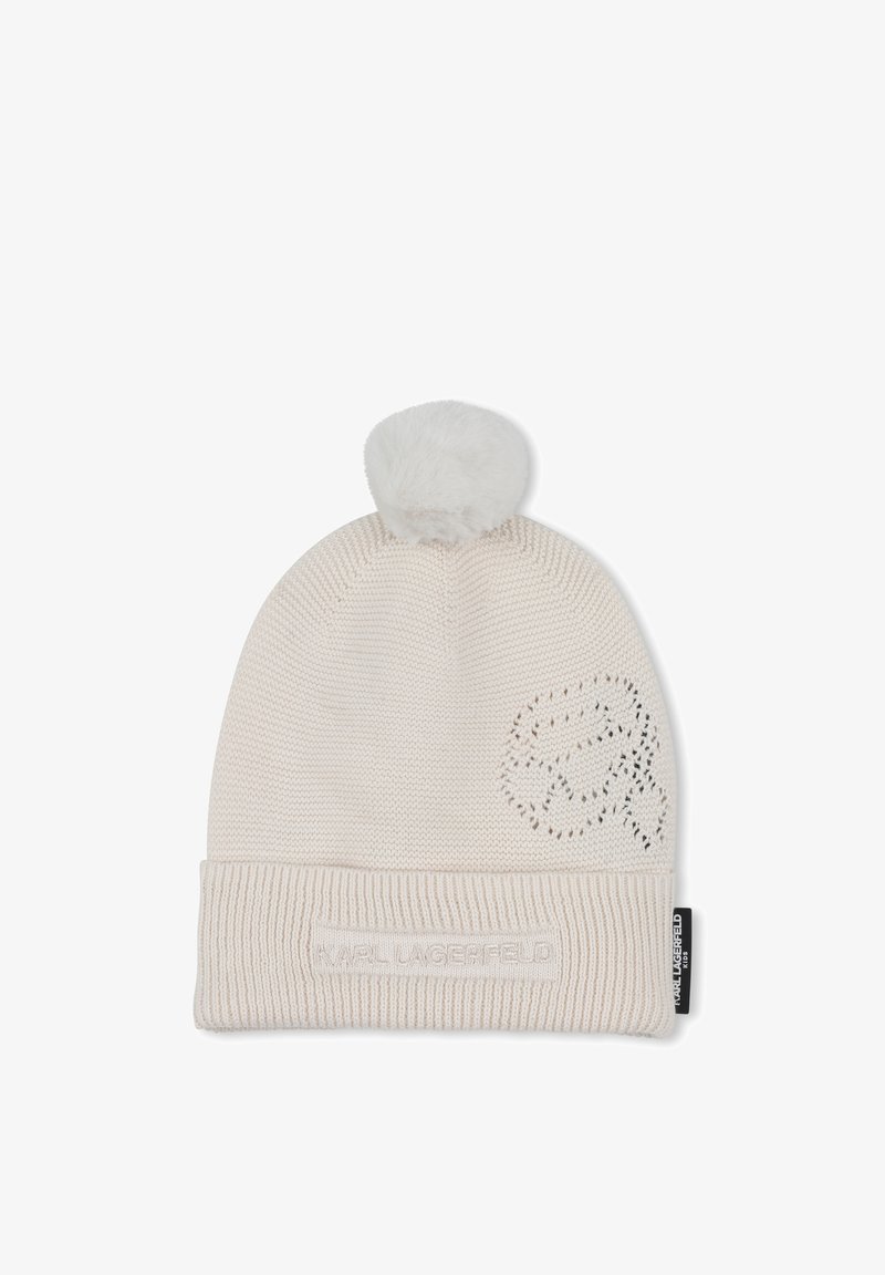 Szydełkowa czapka w kolorze kremowym z teksturowanym wzorem, z białym pomponem z sztucznego futra i subtelnym logo na mankiecie.
