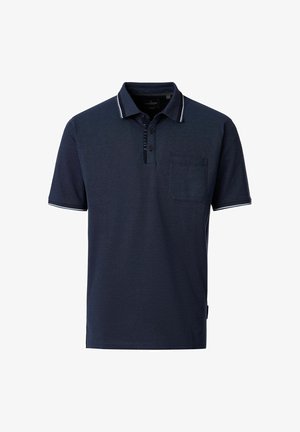 Granatowy polo z krótkim rękawem, małą kieszonką na piersi, listwą z guzikami oraz białym wykończeniem kołnierza i krawędzi rękawów.