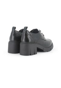 Zapatos de cuero negro con punta redondeada y tacón grueso. Presenta cordones y una lengüeta en la parte trasera. Textura suave con acentos mínimos.