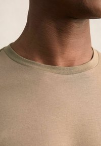 Reiss REGULAR FIT BLESS CREW NECK - Tricou basic - light taupe brown