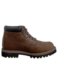 Stivale alla caviglia in pelle marrone con lacci, colletto imbottito nero e suola in gomma nera spessa, vista laterale su sfondo bianco.