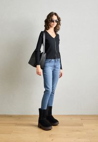 UGG CLASSIC TWIN SEAM NEW HEIGHTS - Gležnjarji s platformo - black