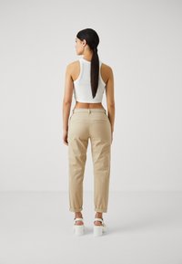 ONLY Petite ONLBIANA BELT - Chino hlače - white pepper
