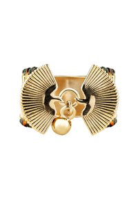 Bracelet jonc en ton or avec des accents en forme d'éventail, présentant une boucle centrale et une perle suspendue. Un détail tressé noir et orange ajoute du contraste.