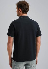 Černé polokošile s krátkým rukávem, kontrastní světle barevné lemování na límci a rukávech, hladký bavlněný materiál, jednoduchý design, pohled zezadu.