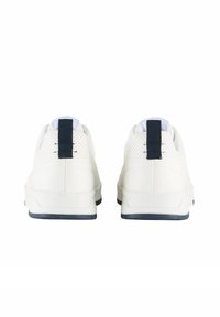 Sneaker bianche con tomaia in pelle liscia, dettagli perforati, accenti blu sul tassello per il tallone e suola scura a contrasto.
