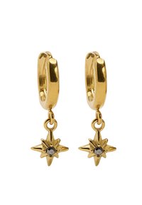 Złote kolczyki-koła z zawieszkami w kształcie gwiazd, z czarnym kamieniem szlachetnym na środku każdej z nich. Gładka tekstura i polerowane wykończenie.