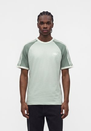 adidas Originals TEE UNISEX - Nyomott mintás póló - green