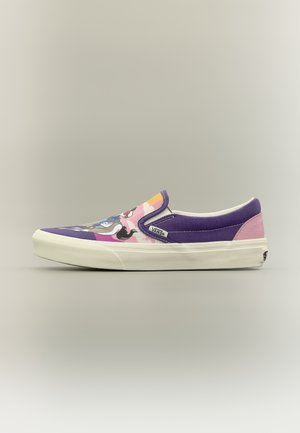 Slip-on Vans-schoen met paarse, roze en oranje accenten en een cartoonpersonage-ontwerp aan de voorkant, witte zool en Vans-logo op de zijkant.