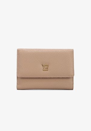 Portafoglio in pelle beige con finitura testurizzata, caratterizzato da un accento con logo dorato sul davanti e chiusura a pattina. Design rettangolare compatto.