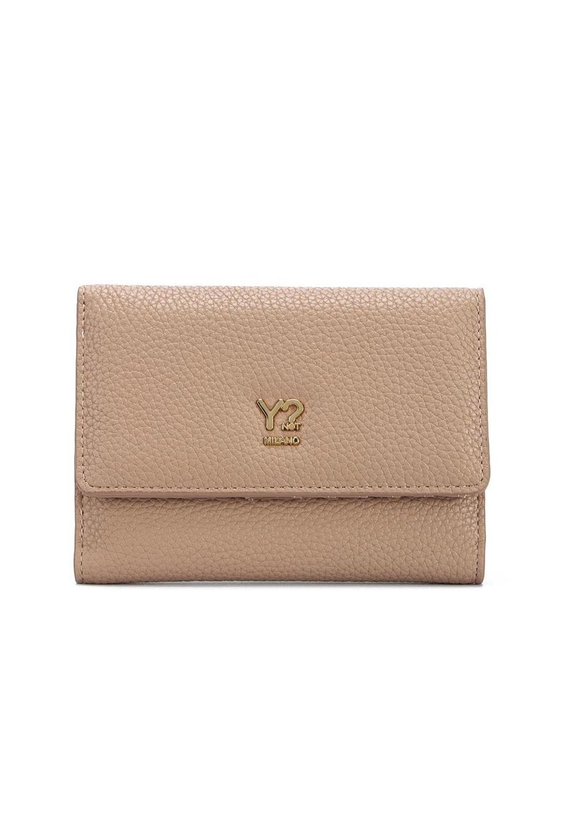 Portafoglio in pelle beige con finitura testurizzata, caratterizzato da un accento con logo dorato sul davanti e chiusura a pattina. Design rettangolare compatto.