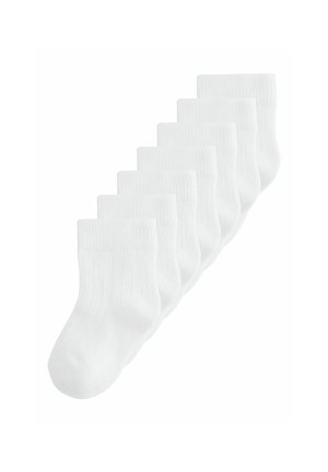 Sieben Paar einfache weiße Knöchelsocken, diagonal auf einem weißen Hintergrund angeordnet.