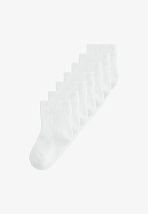 Sieben Paar einfache weiße Knöchelsocken, diagonal auf einem weißen Hintergrund angeordnet.