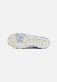 Nike Sportswear GAMMA FORCE - Tenisice - sail/guava ice/football grey/white