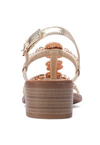 Sandal di metallo dorato con cinturini, tacco basso e scanalato in marrone, caratterizzata da perline decorative sul cinturino posteriore e una parte superiore dalla texture liscia.