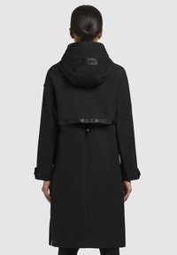 Zwarte waterdichte jas met een capuchon, verstelbare taille en merkaccenten. Gemaakt van een gladde, duurzame stof met een ontspannen pasvorm.