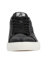 Schwarze Ledersneaker mit schwarzen Schnürsenkeln, weißer Gummisohle, strukturiertem Zehenkappen und einem Markenlogo auf der Zunge. Schlichtes Design ohne Muster.