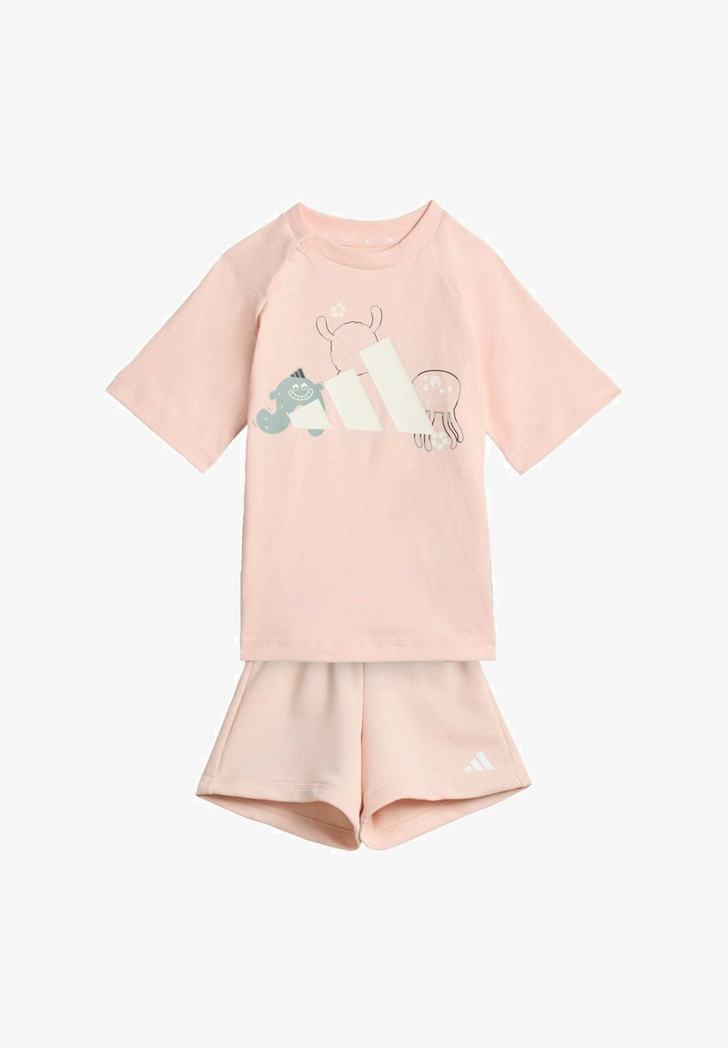 Ensemble pour enfant composé d'un t-shirt à manches courtes rose clair et d'un short assorti, avec des motifs d'animaux ludiques et un logo Adidas blanc sur les deux pièces.