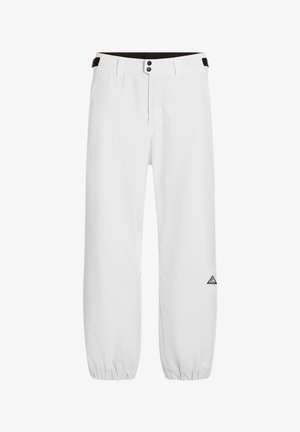 Białe spodnie z dopasowanym pasem, dwoma metalowymi guzikami i elastycznymi mankietami. Posiadają trójkątne logo na lewej nogawce. Gładka struktura materiału.