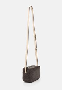 Borsa a tracolla in tela rivestita con un motivo logo marrone, tracolla in morbida pelle beige, forma rettangolare e chiusura con zip superiore.