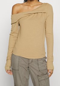 Free People Långärmad tröja - beige