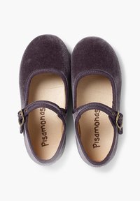 Zapatos Mary Jane de terciopelo púrpura con punta redonda, suela plana y correa con hebilla. El interior presenta cuero marrón con la marca "Pisamonas".