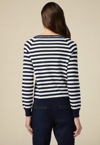 Navy- und weiß gestreifter Pullover mit Rundhalsausschnitt und gerippten Bündchen. Hergestellt aus einem weichen Stoff, umfasst das Design einen schmalen Bund und Raglanärmel.