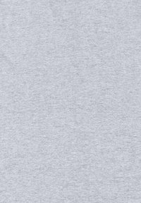 Ljusgrått tyg med en mjuk, slät textur. Materialet verkar vara en bomullsmix och har ett diskret, jämnt mönster som går igenom.