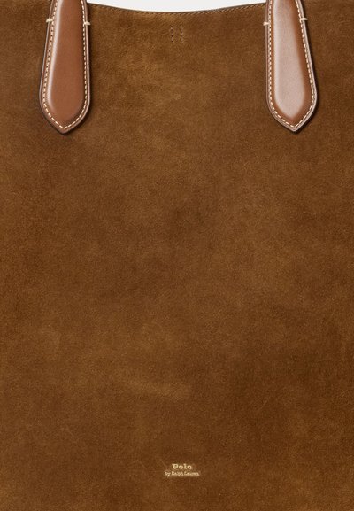 Sac fourre-tout en daim marron avec poignées en cuir lisse et petit logo doré Polo by Ralph Lauren près du bas au centre.
